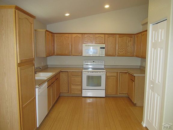4th image of 60 Altadena Dr