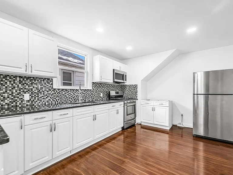 284 Macarthur Ave #2 — Photo 2