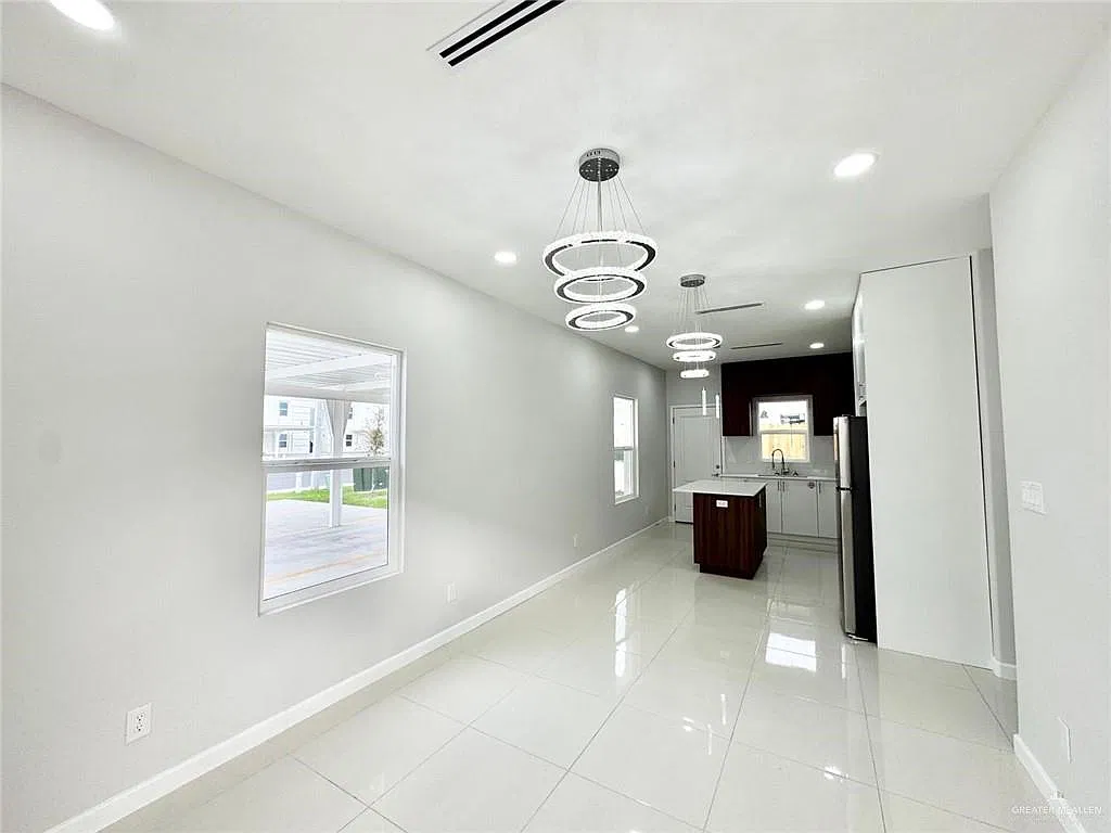 3 bed, 2.0 bath, 779 sqft, $1,275 — Photo 3