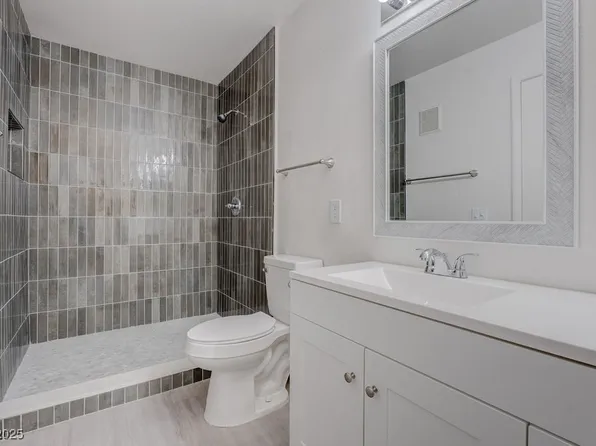 3060 Tarpon Dr Unit 204, Las Vegas, NV 89120
