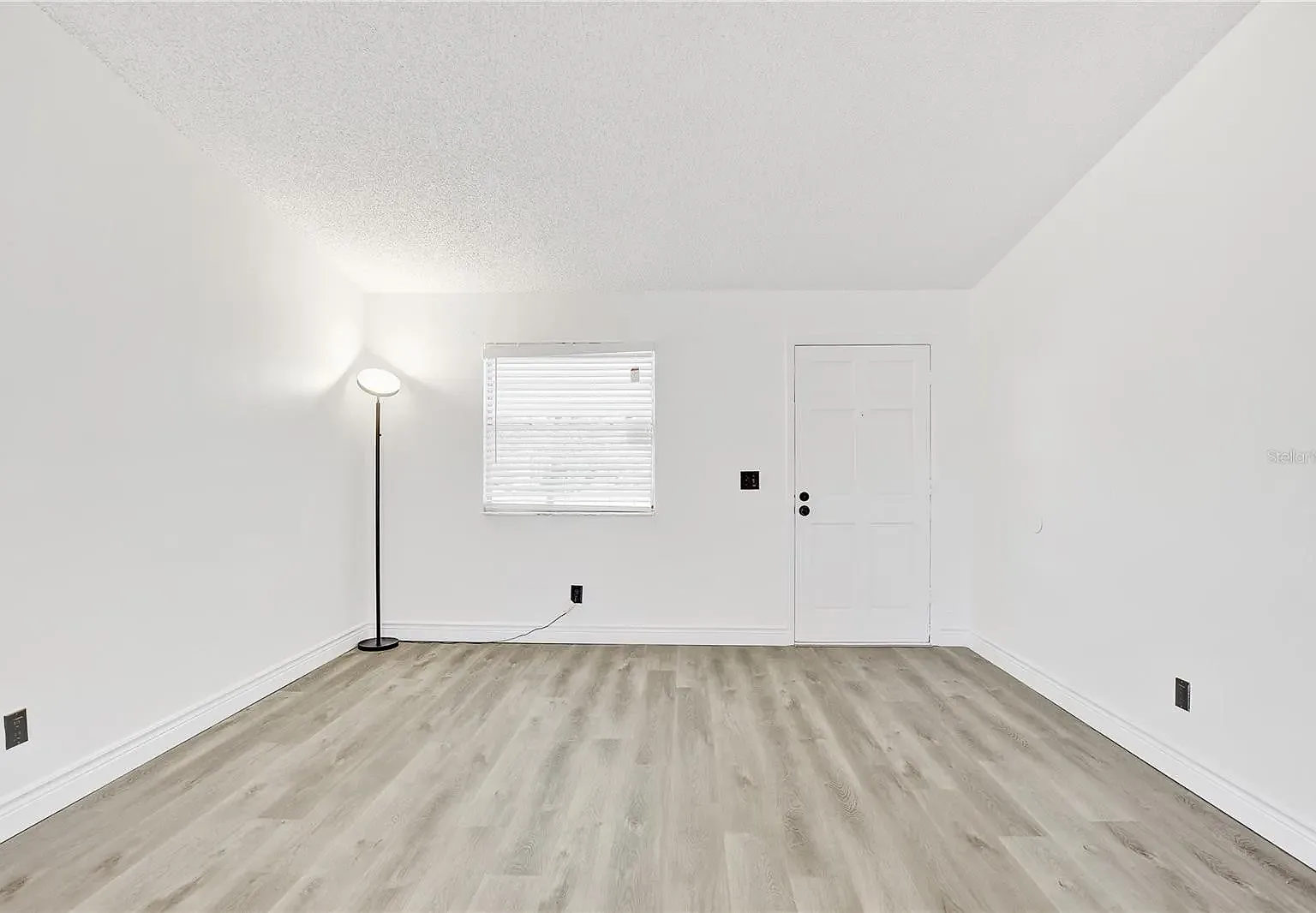 3 bed, 1023 sqft, $2,200 — Photo 3