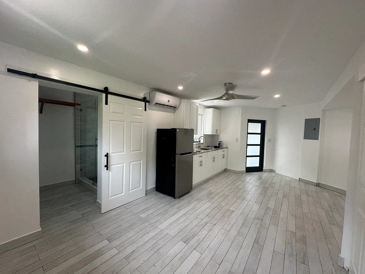 1 bed, 450 sqft, $1,600 — Photo 2