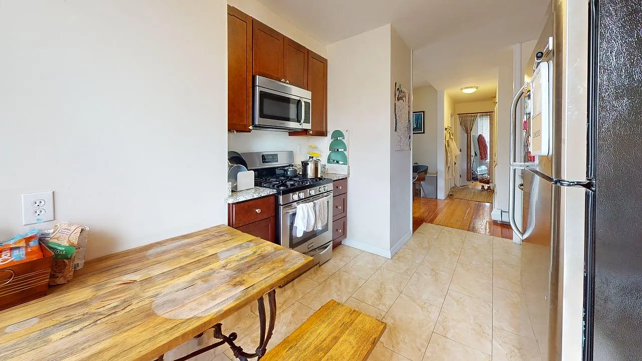3 bed, 1000 sqft, $3,100 — Photo 2