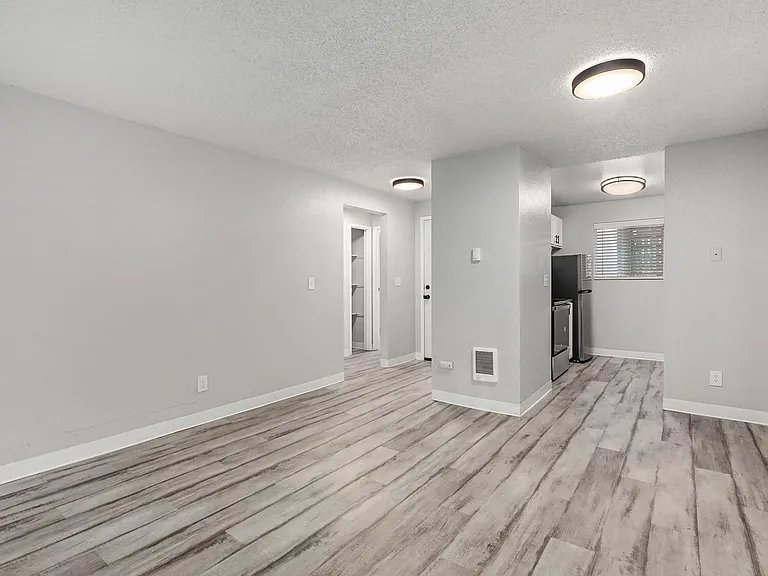 2550 N Vassault St — Photo 14