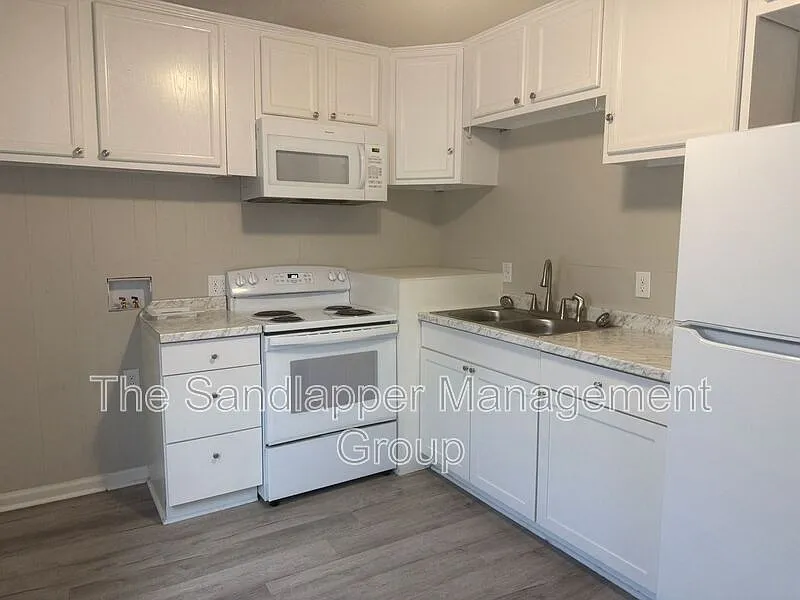 2 bed, 1.0 bath, 700 sqft, $1,600 — Photo 3