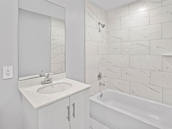5th image of 1803 Oak St