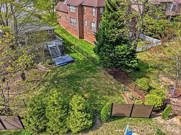 4th image of 1330 Crown Ridge Dr