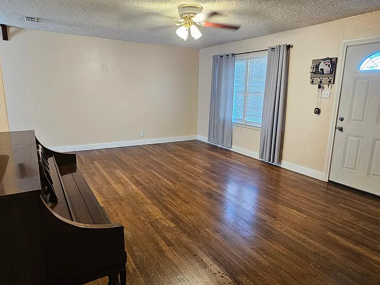 1219 Harris St — Photo 3