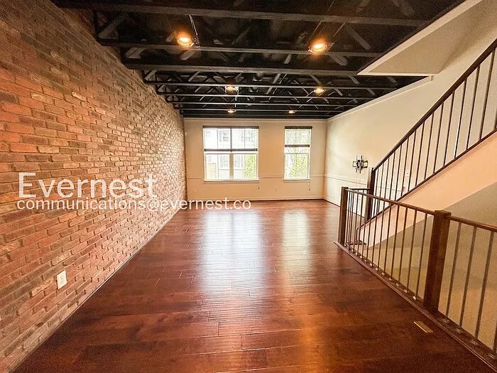 212 Shamrock Dr — Photo 5