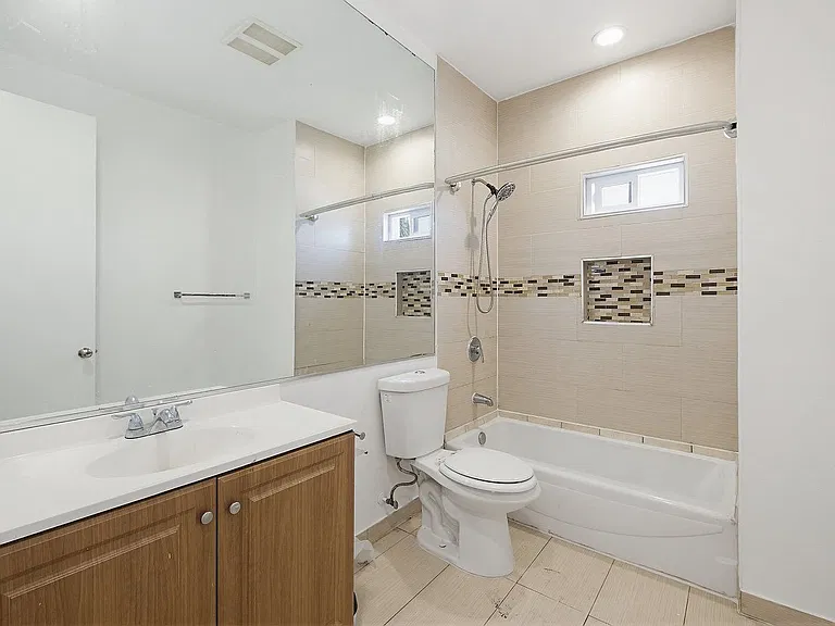 1050 W 57th St — Photo 26
