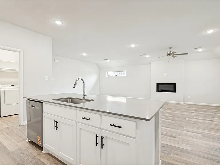 4709 Mayflower Dr — Photo 2