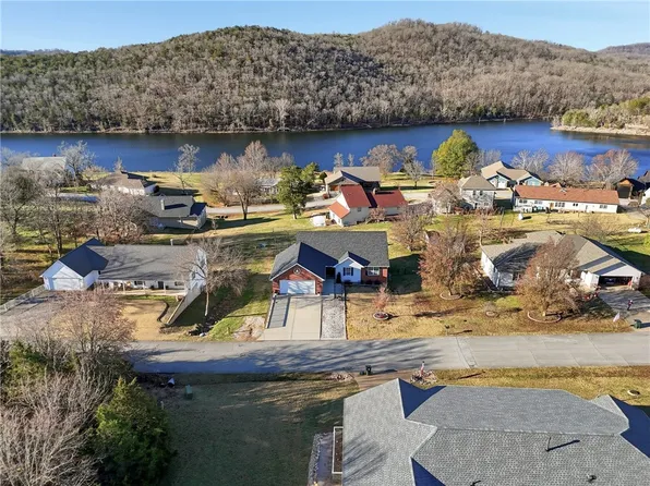 22 Bandy Dr, Holiday Island, AR 72631