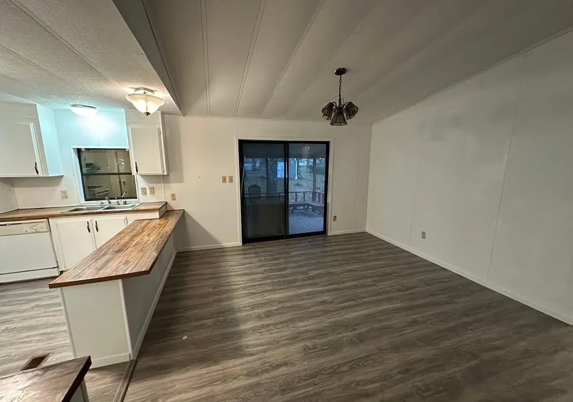 3 bed, 1372 sqft, $1,300 — Photo 4