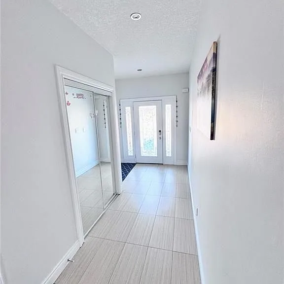 294 Featherstone Cres — Photo 3