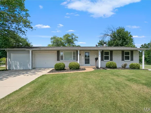 8 Cedar Park Dr, Florissant, MO 63031