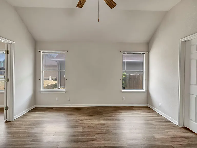 216 Meadowside Dr — Photo 32