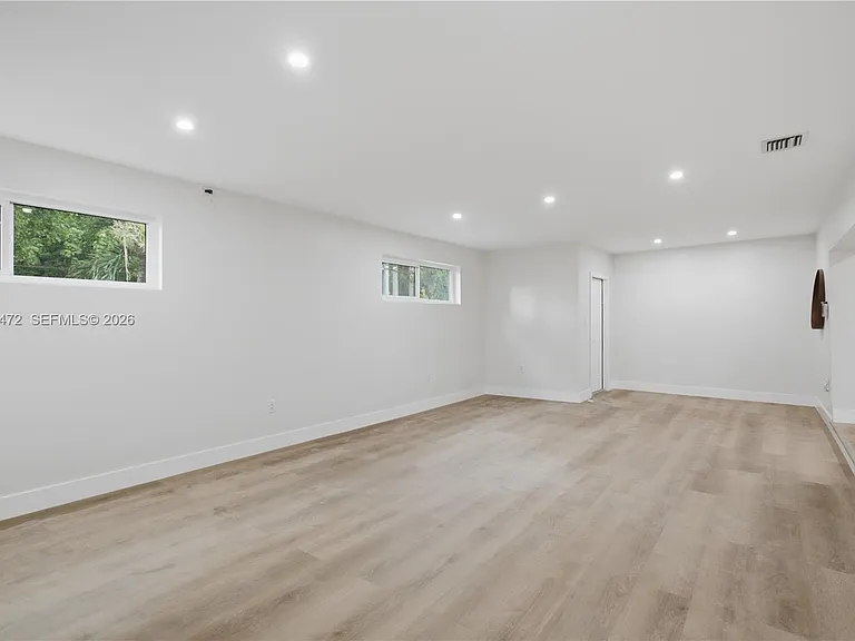 14325 NE 8th Ave — Photo 9