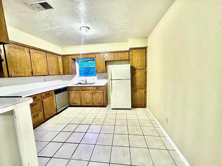 320 S Avenue F — Photo 7