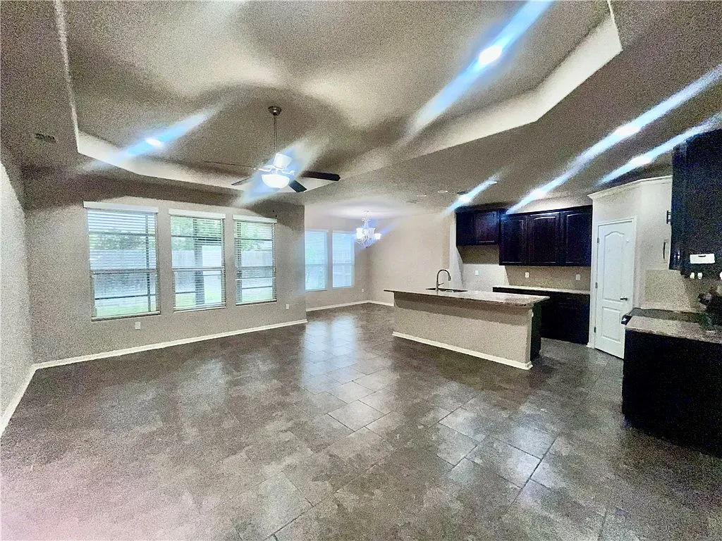 3 bed, 2.0 bath, 1731 sqft, $2,100 — Photo 4