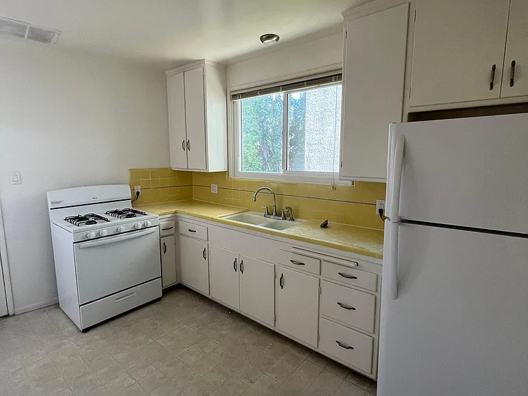 446 1/2 Landfair Ave #446-1/2 — Photo 7