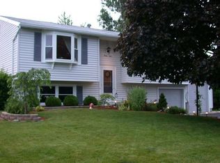 34 Wickwine Ln, Henrietta, NY 14467