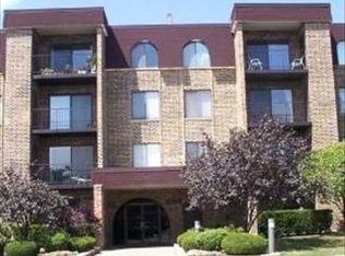 2100 Valencia Dr APT 102B, Northbrook, IL 60062