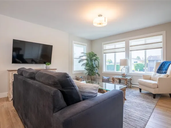 812 Mann Ave, Saanich, BC V8Z 3C4