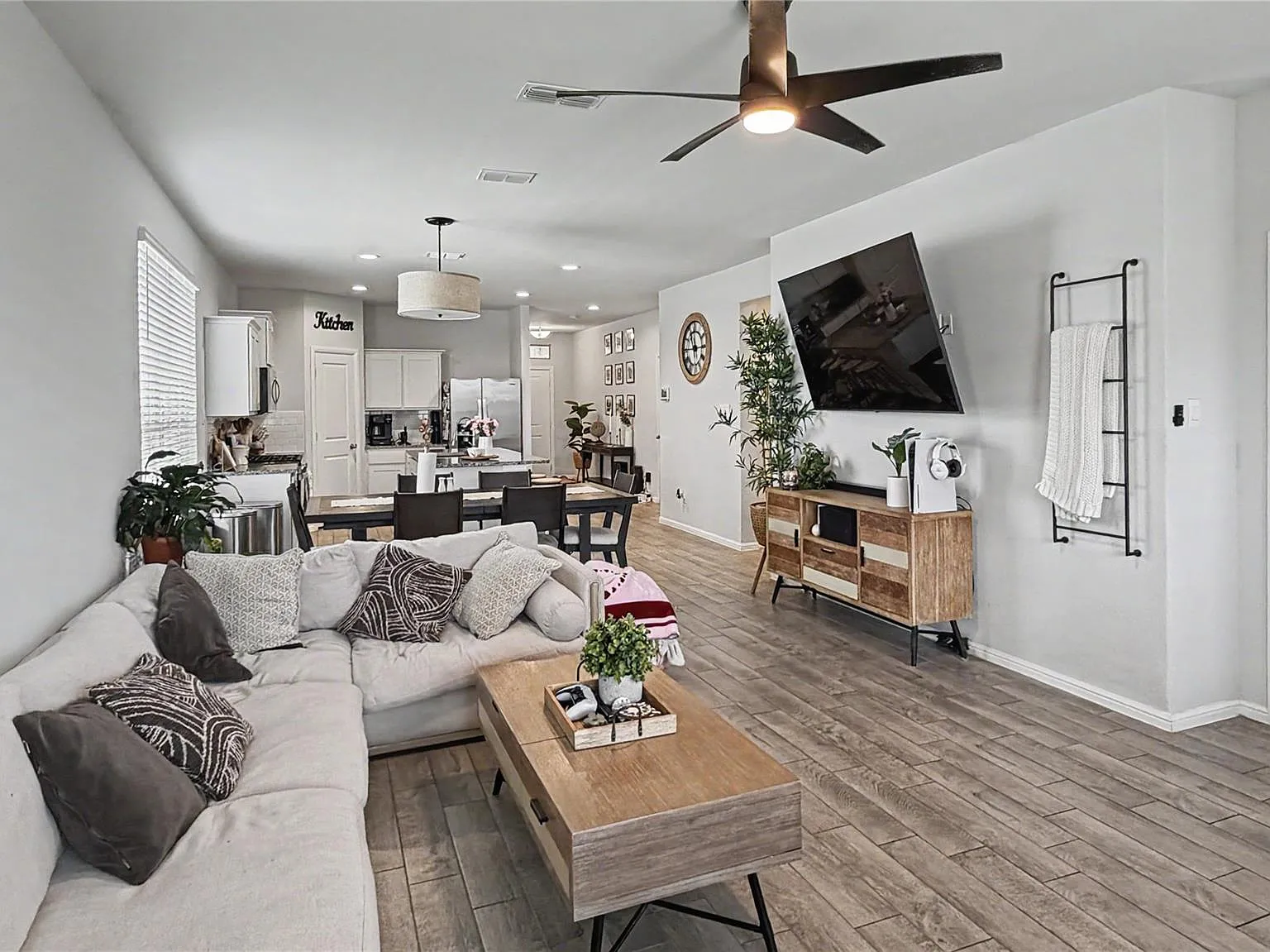 4 bed, 1733 sqft, $2,900 — Photo 2