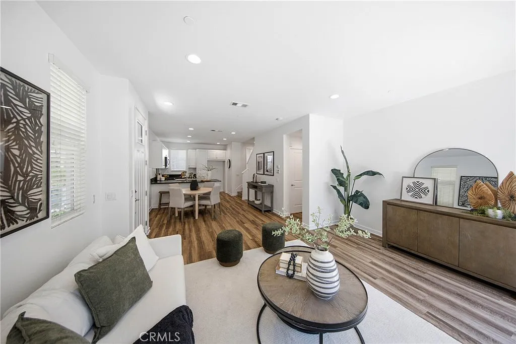 4 bed, 2.5 bath, 1762 sqft, $4,250 — Photo 3