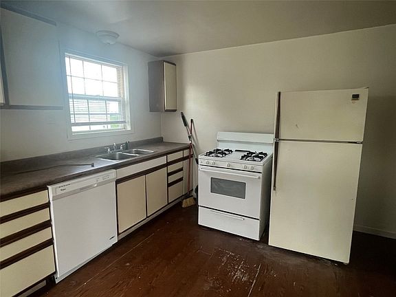 5th image of 324 Conklin Ave Floor 2