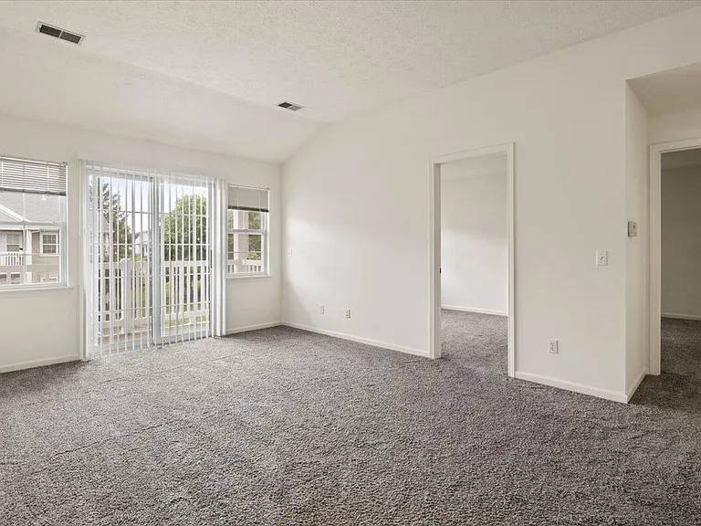Summit Knolls Apartments and Townhomes — Photo 11