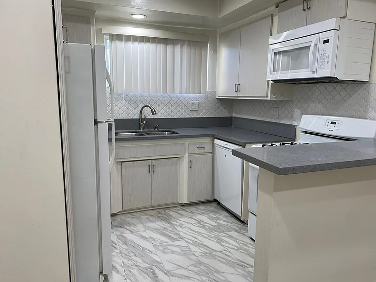 7705 Romaine St #5 — Photo 1