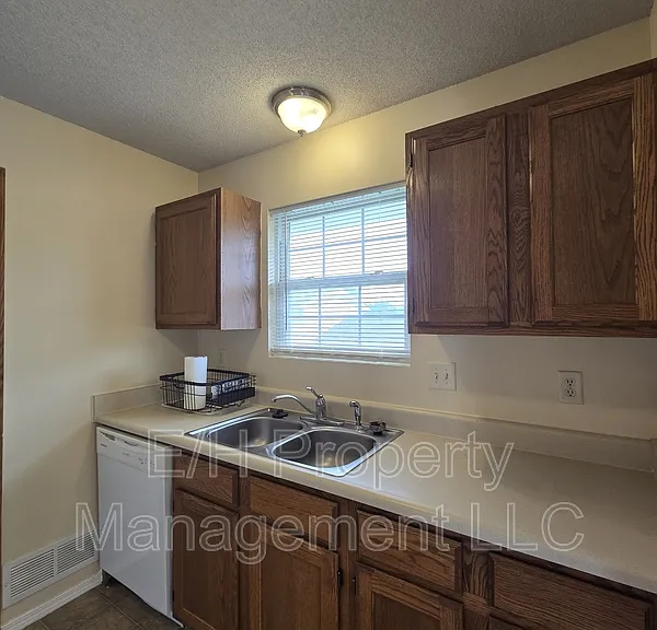 4460 S Elizabeth Ave — Photo 28