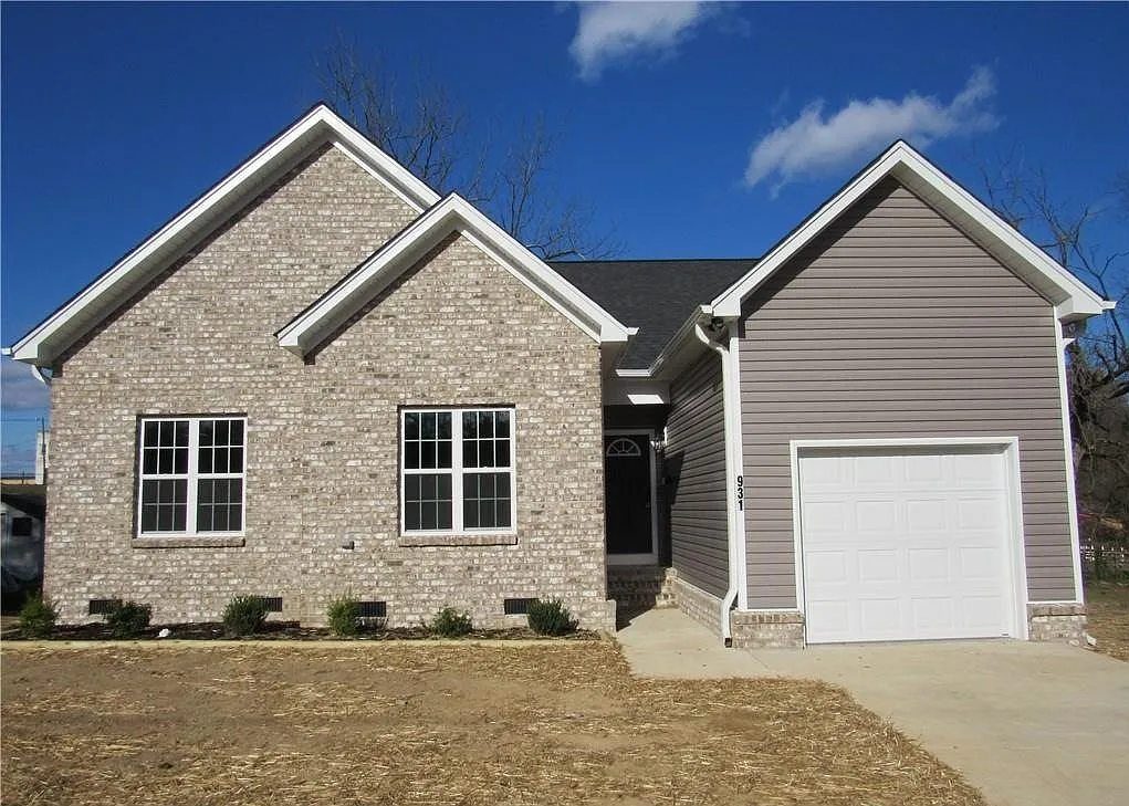3 bed, 1316 sqft, $1,355 — Photo 1
