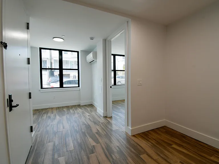 1362 Clay Ave #1 — Photo 4