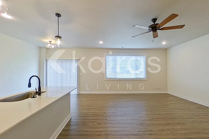 3 bed, 2.5 bath, 1570 sqft, $1,975 — Photo 2