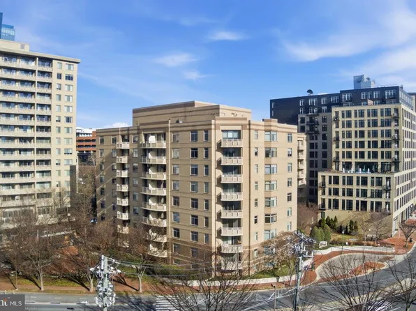 7111 Woodmont Ave APT 708, Bethesda, MD 20815