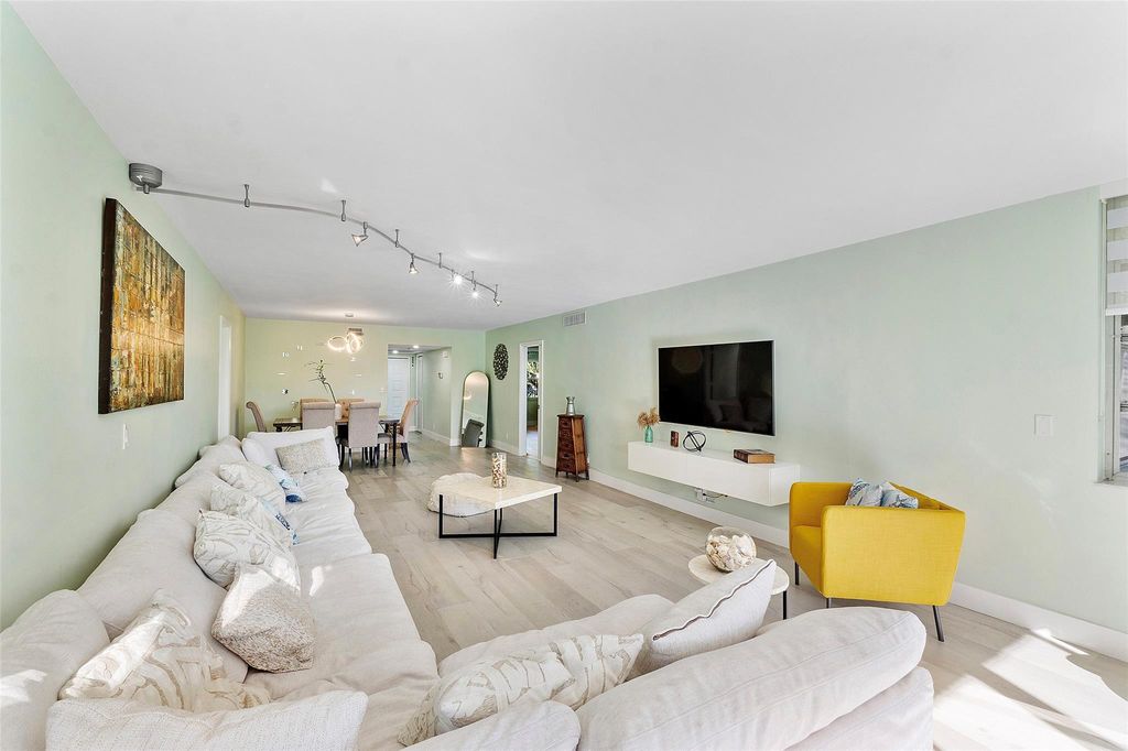 4261 W Palm Aire Drive UNIT 203, photo 3
