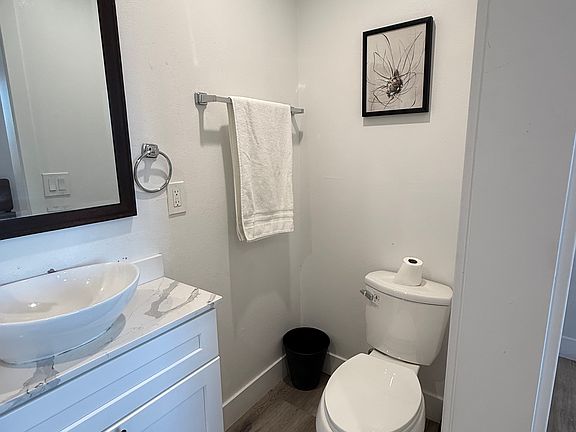 5th image of 1110 W 40th Pl #12