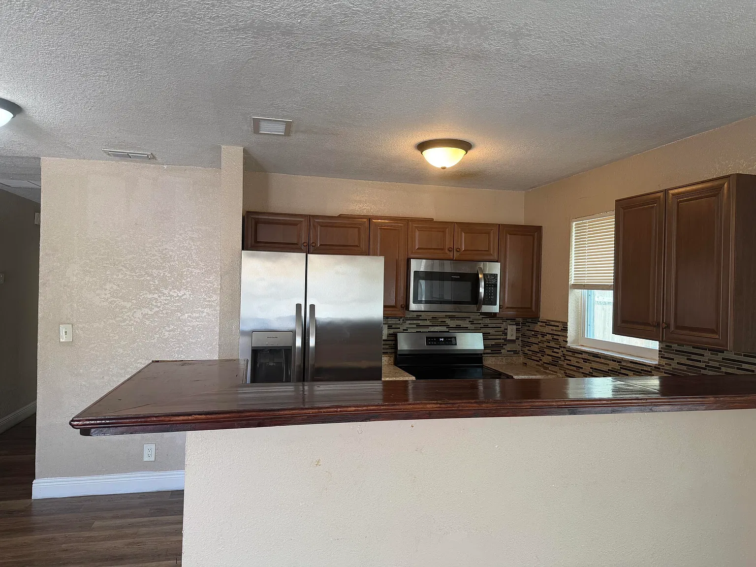 3 bed, 2.0 bath, 1142 sqft, $2,700 — Photo 2