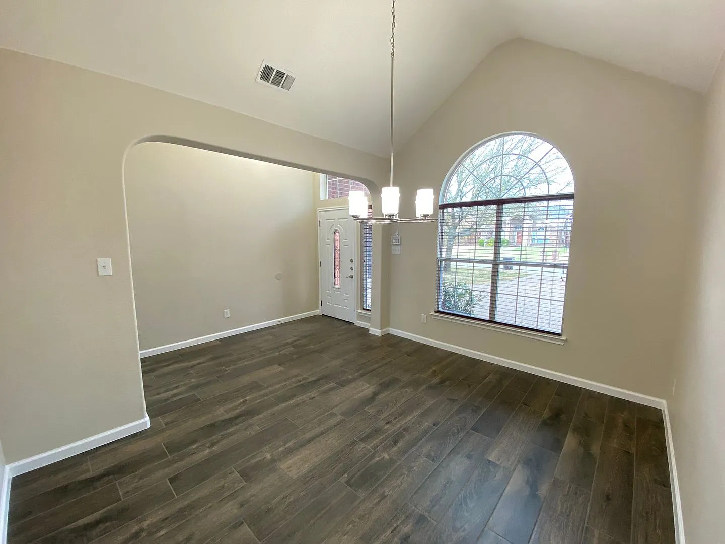 Beautiful 5-Bedroom Home in Frisco — Photo 3