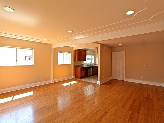 5th image of 144 W Buckthorn St