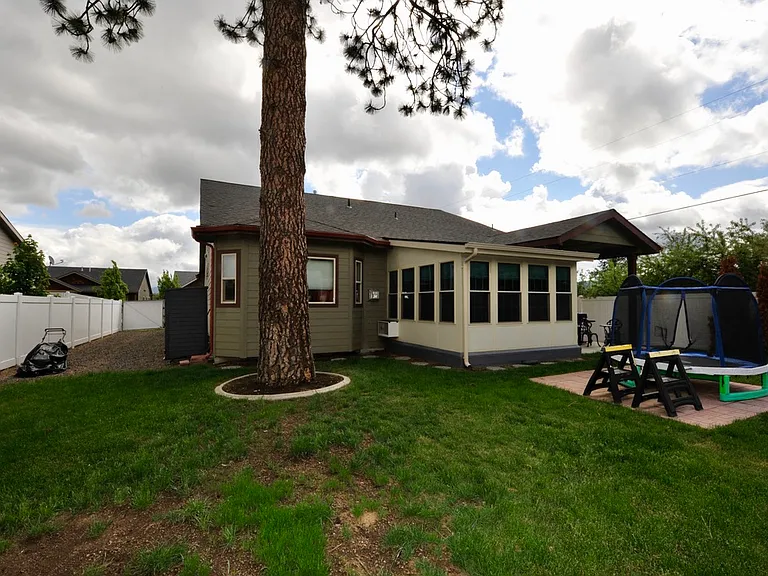 1399 N Brady St — Photo 32