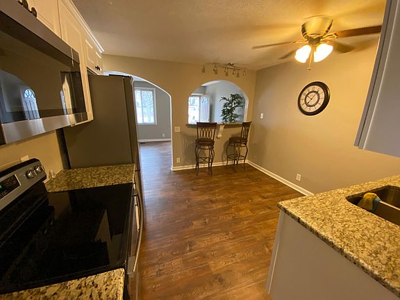 Granite Breakfast bar, Stainless Appliances