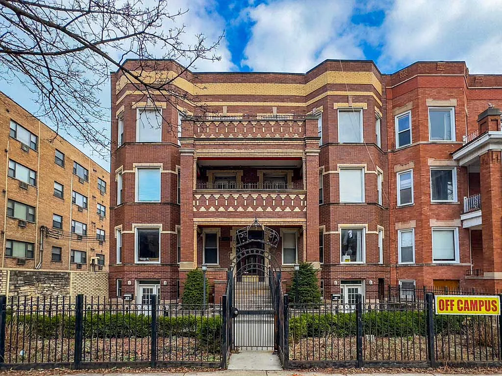 Outstanding 4 Bed, 2 Bath at Sheridan + Columbia (Rogers Park) — Photo 1