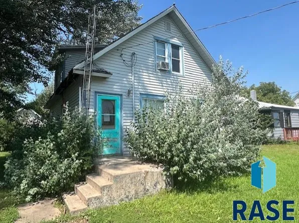 561 East Ave, Canistota, SD 57012