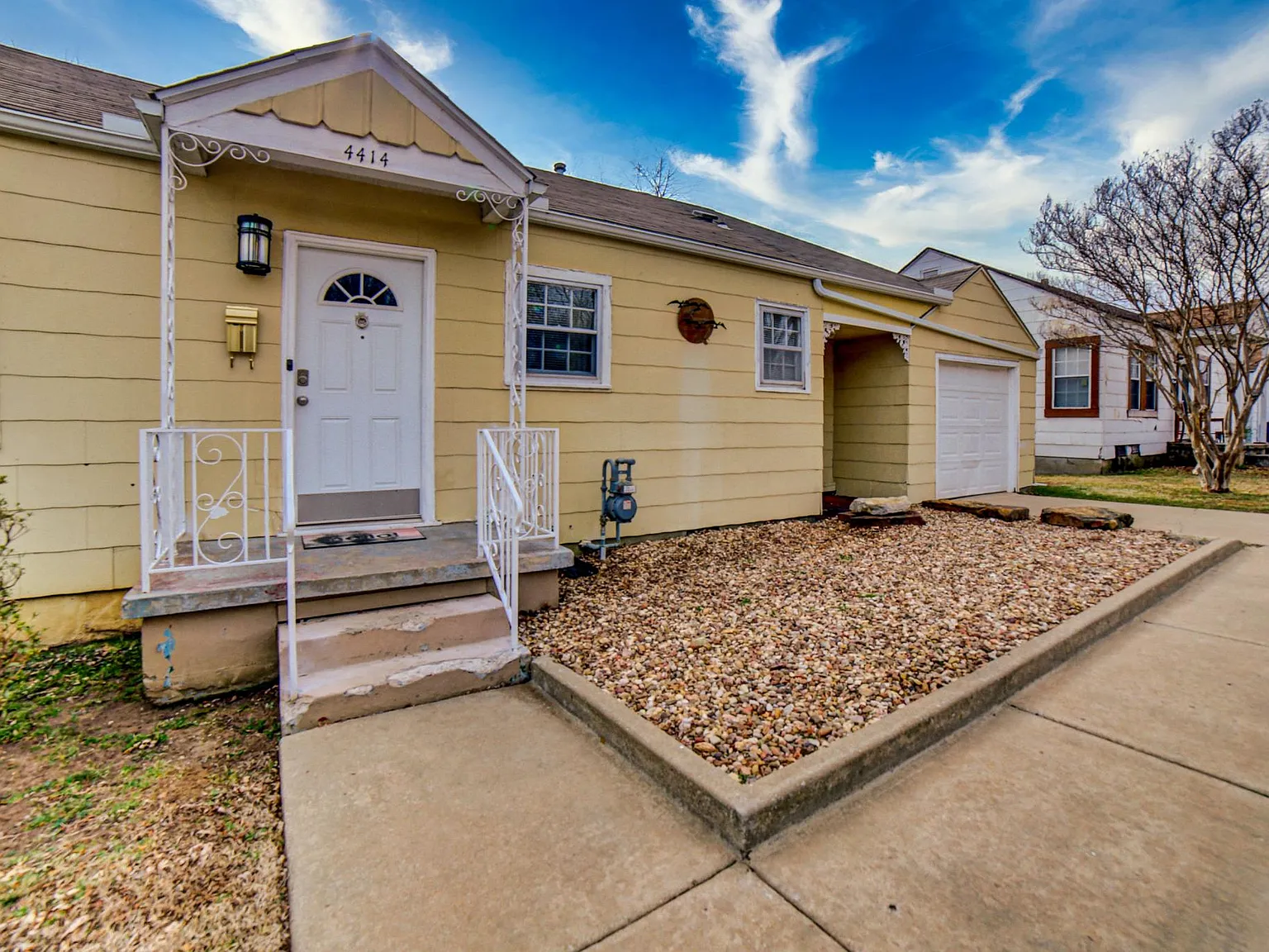 2 bed, 818 sqft, $1,100 — Photo 1
