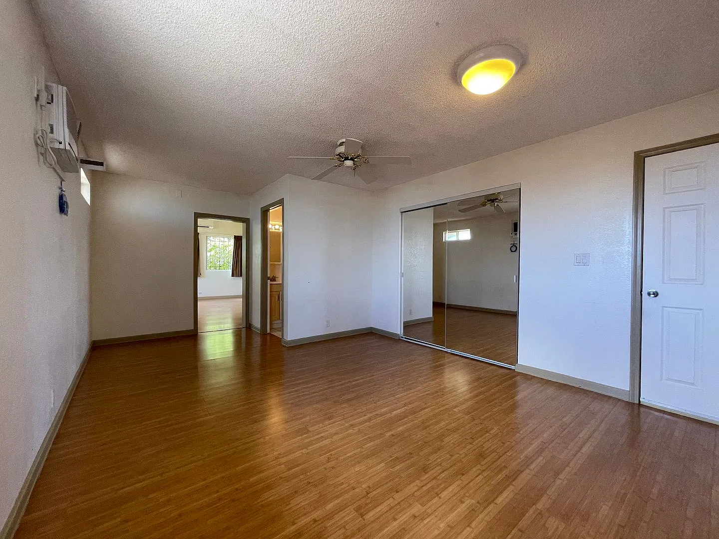 Clean, Spacious, and Large 1Bdrm 1Bath, Utilities included, Village Park/Waipahu — Photo 3