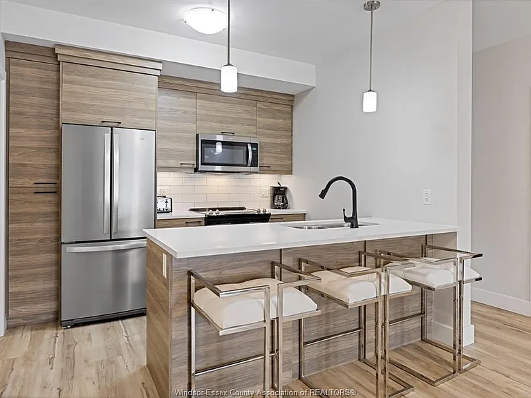 224 Main St E #602 — Photo 8