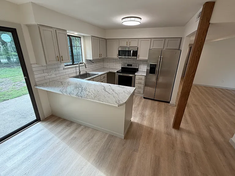 2428 Brookside Dr — Photo 4